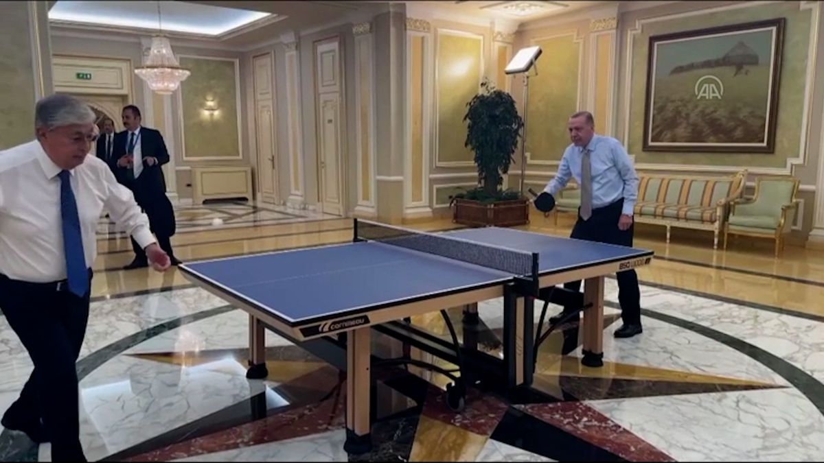 Erdogan si před setkáním s Putinem zahrál pinec s Tokajevem. Tělocvična byla luxusní